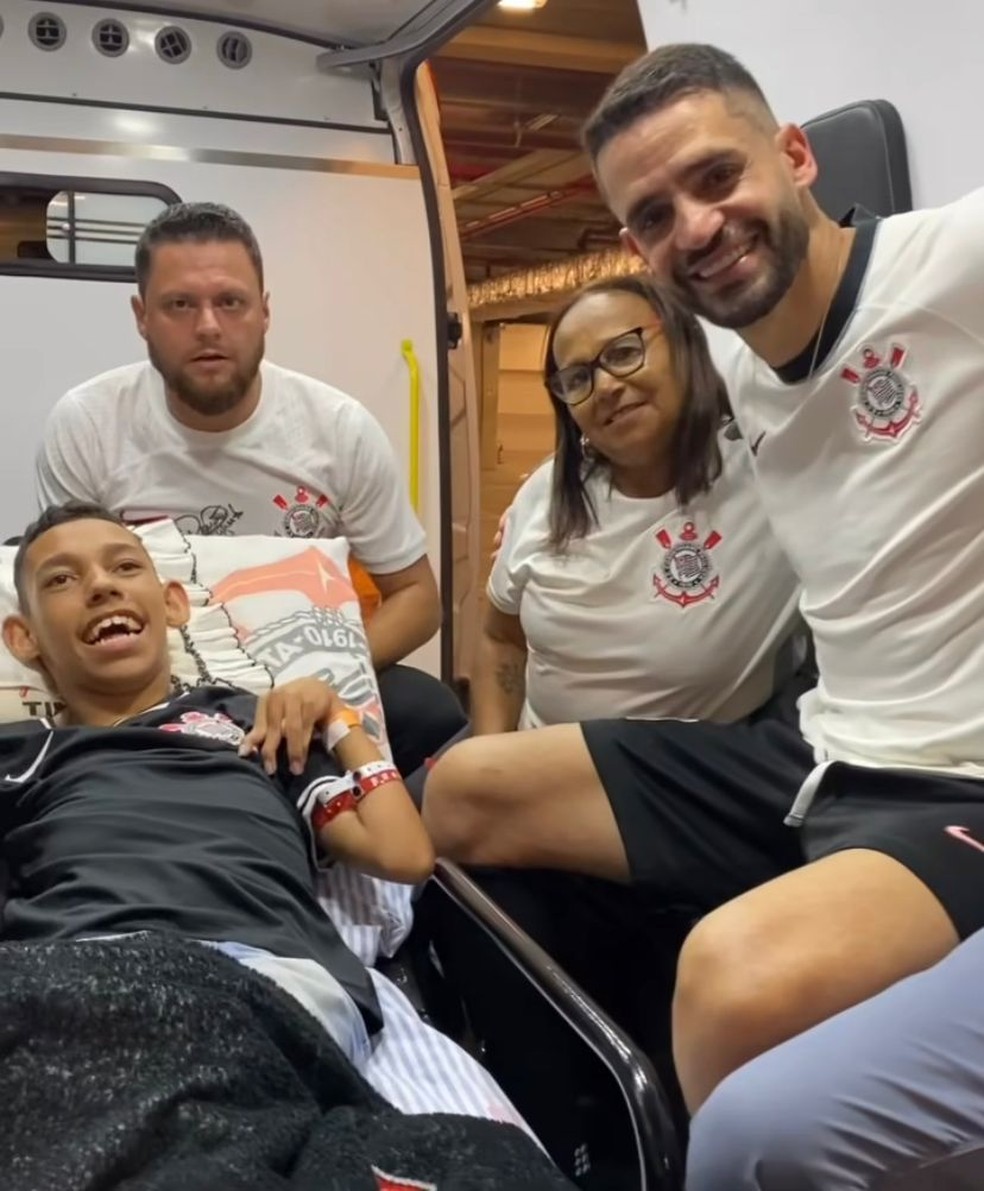 Kayky conheceu Renato Augusto — Foto: Reprodução/Instagram/Hospital Regional de Presidente Prudente