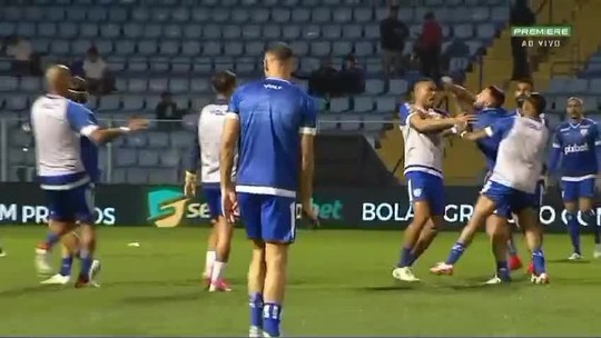 VÍDEO: Jogadores do Avaí se desentendem no aquecimento da partida contra o Paysandu - Programa: Globo Esporte SC 