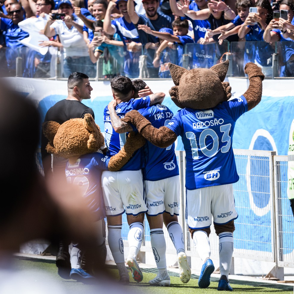 Jogadores do Cruzeiro comemoram gol diante do Atlético-GO — Foto: Gustavo Aleixo/Cruzeiro