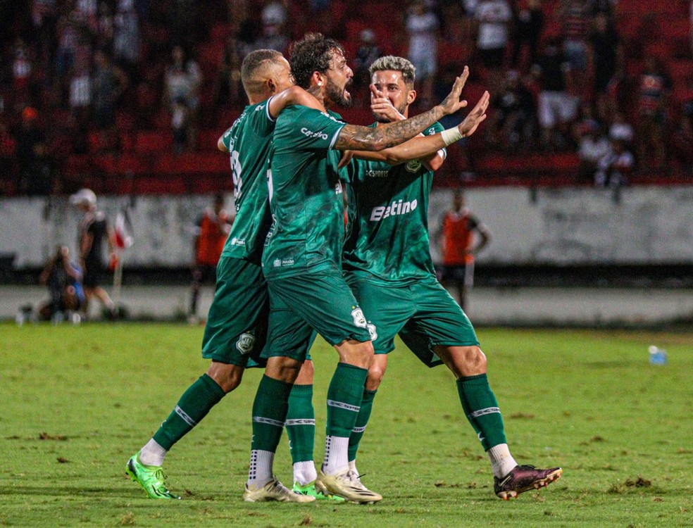 Bruno Menezes, Esquerdinha e Bruno Menezes em jogo no Arruda � Foto: Eder Sousa / Nacional de Patos