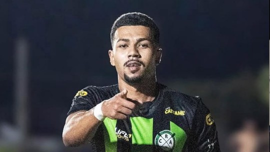 Lateral faz golaço, dedica ao filho, mas esposa perde gestação um dia após homenagem - Gustavo Silva, do CRA, vive drama pessoal depois ser destaque na Série B do Sul-Mato-Grossense