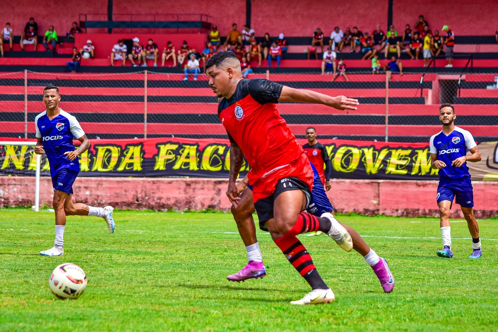 Nikson na partida contra o Focus Academy — Foto: Estefinho Francelino / Campinense