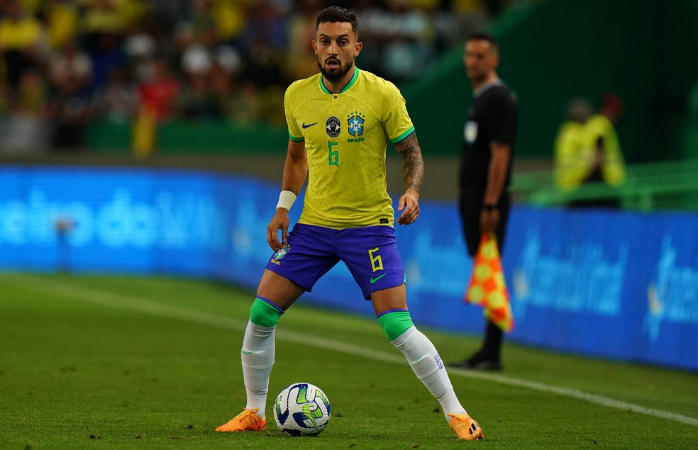 Alex Telles em ação no seu último jogo pela Seleção, em junho do ano passado — Foto: Gualter Fatia/Getty Images