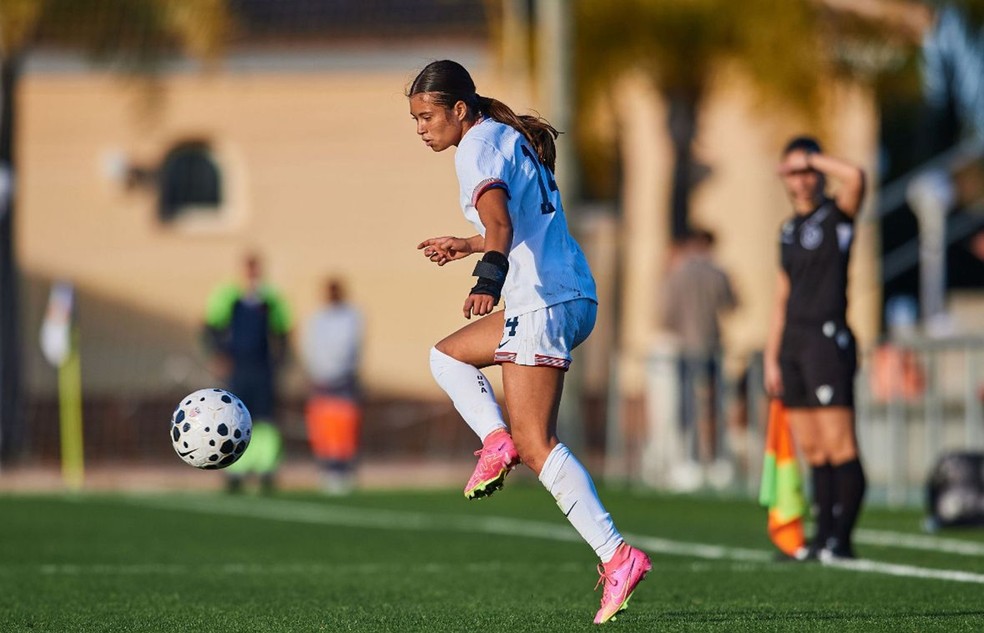 Lara Almeida em ação pela seleção sub-16 dos EUA