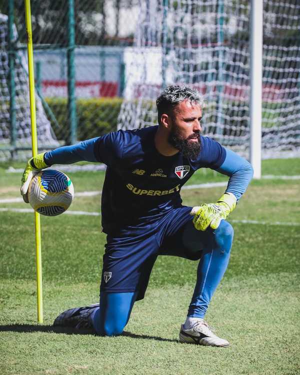 Reapresentação do São Paulo no CT visando preparação para clássico importante.