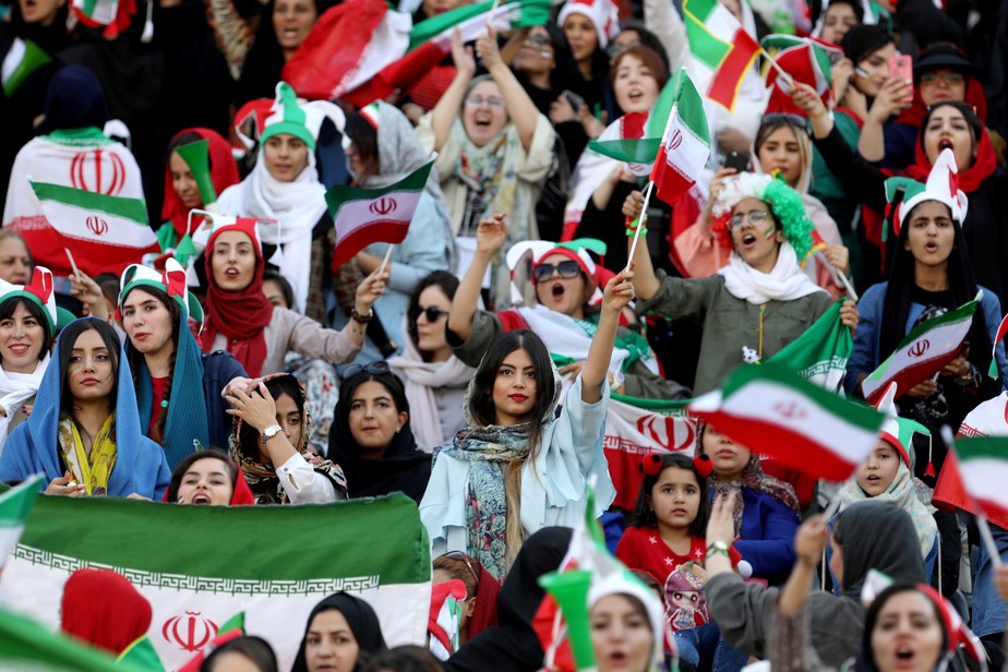 Como o futebol está mudando a vida de mulheres no Irã - BBC News Brasil