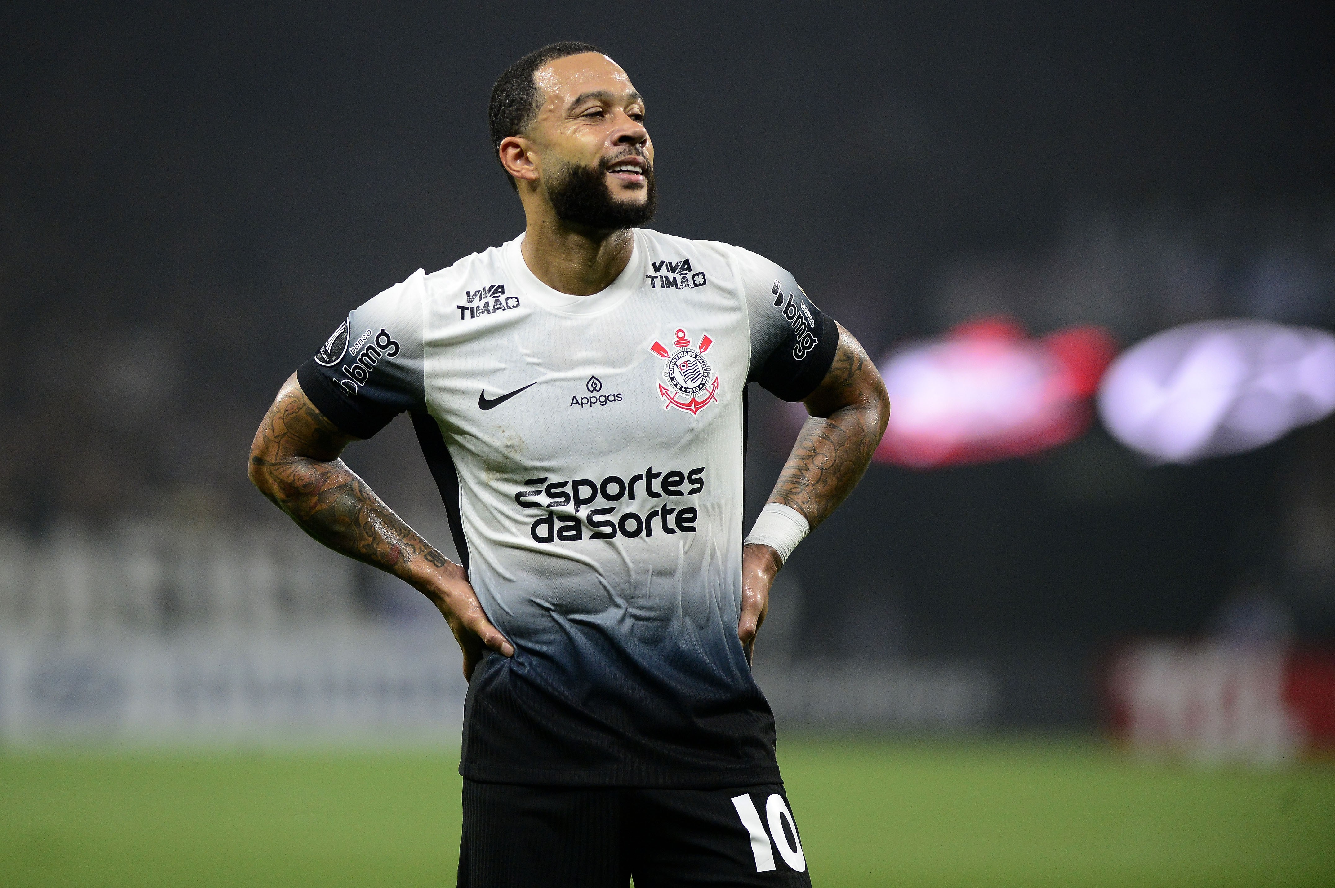 Depay lamenta eliminação do Corinthians: 