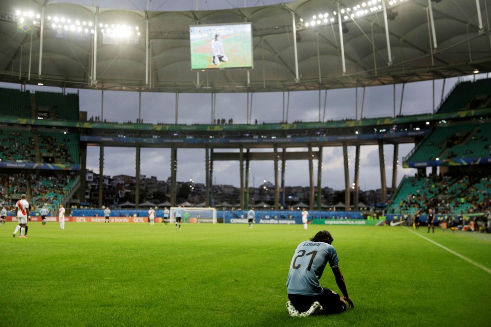 Cavani no gramado da Arena Fonte Nova no jogo em que o Uruguai foi eliminado pelo Peru na Copa América de 2019 — Foto: Reuters