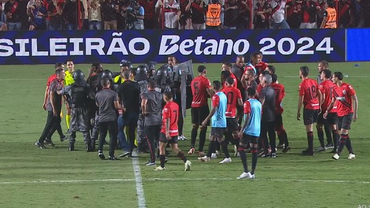 Jogadores e comissão técnica partem para cima do árbitro; vídeo - Foto: (Reprodução / TV Anhanguera)