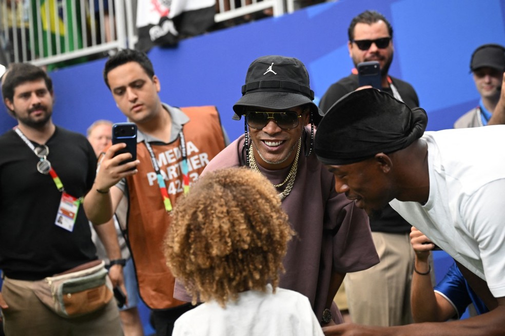 Ronaldinho Gaúcho em Houston para Brasil x Japão com Jimmy Butler e sua filha — Foto: Paul Ellis/AFP