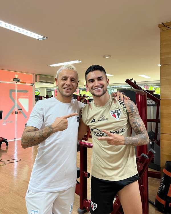 Com elenco de férias, Nestor vai ao CT do São Paulo para tratar lesão no joelho