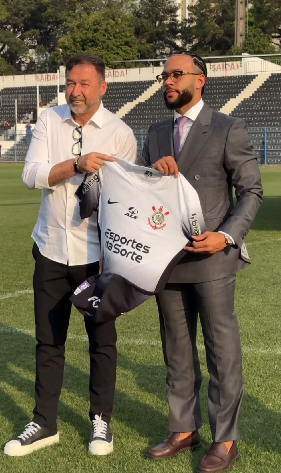 Memphis Depay recebe de Augusto Melo a camisa do Corinthians — Foto: Reprodução / Instagram