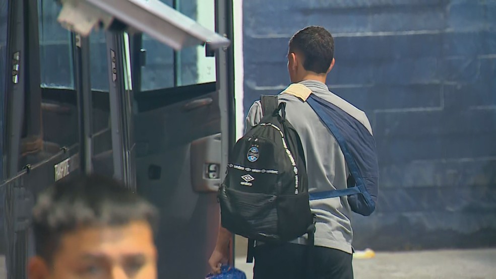 Monsalve com tipoia após derrota do Grêmio — Foto: Reprodução/RBS TV