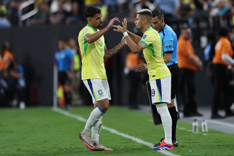 Andreas Pereira e Lucas Paquetá em jogo da seleção brasileira na Copa América — Foto: Buda Mendes/Getty Images