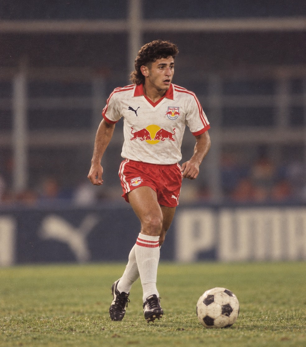 Ignacio Sosa na trend dos anos 80 — Foto: Ari Ferreira/Red Bull Bragantino - Adaptação ChatGPT