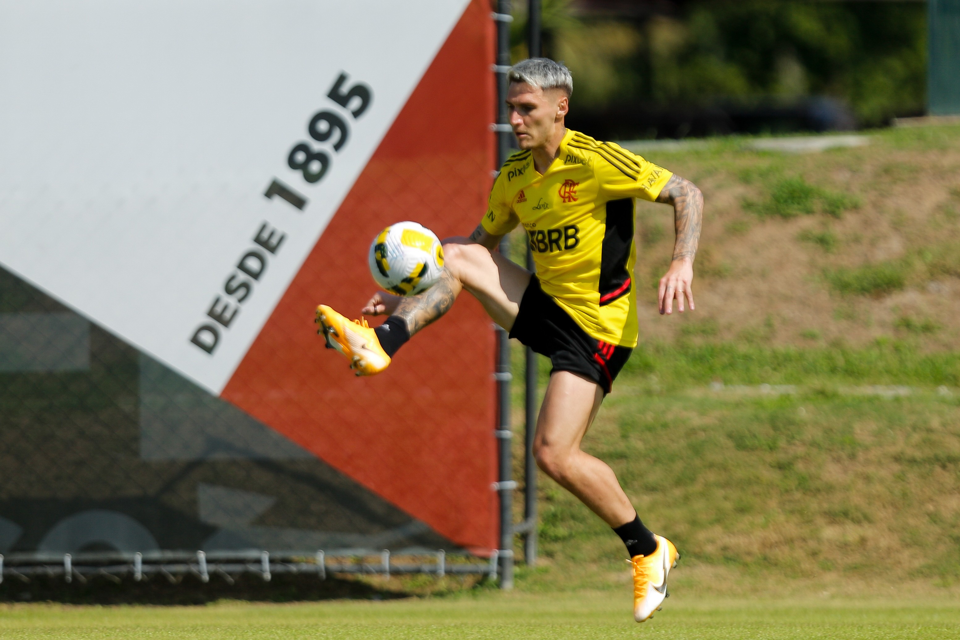 Flamengo regulariza lateral Varela, que já pode estrear pelo clube | Ge