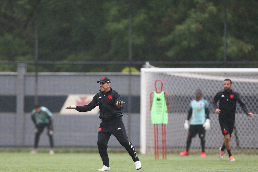 Escalação do Vasco: time, dúvidas e desfalques contra o Goiás