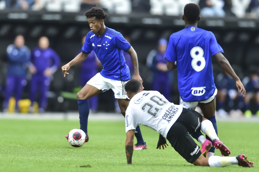 Xavier e Jhosefer em ação durante Corinthians x Cruzeiro — Foto: Staff Images/Cruzeiro