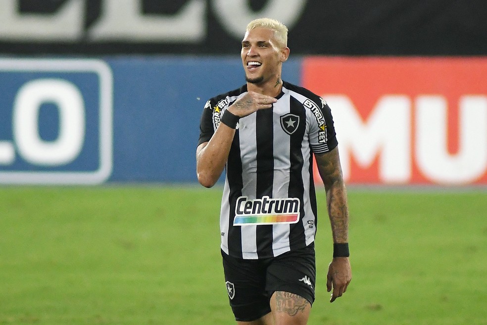 Ponte Preta anuncia a contratação do meia Wesley, ex-Santos, São Paulo e  Palmeiras