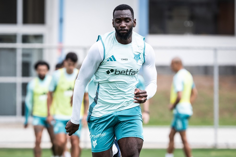 Bolasie treina com elenco do Cruzeiro — Foto: Gustavo Aleixo/Cruzeiro