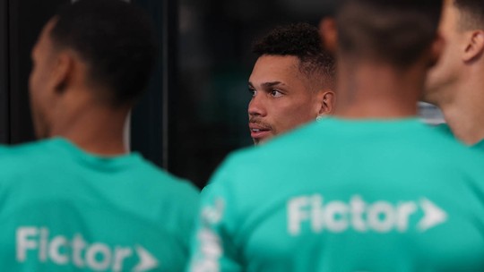 Palmeiras abraça Paulinho e exalta esforço: "Nunca tinha visto" - Atacante tem sido decisivo na Copa, mas vai passar por cirurgia na volt