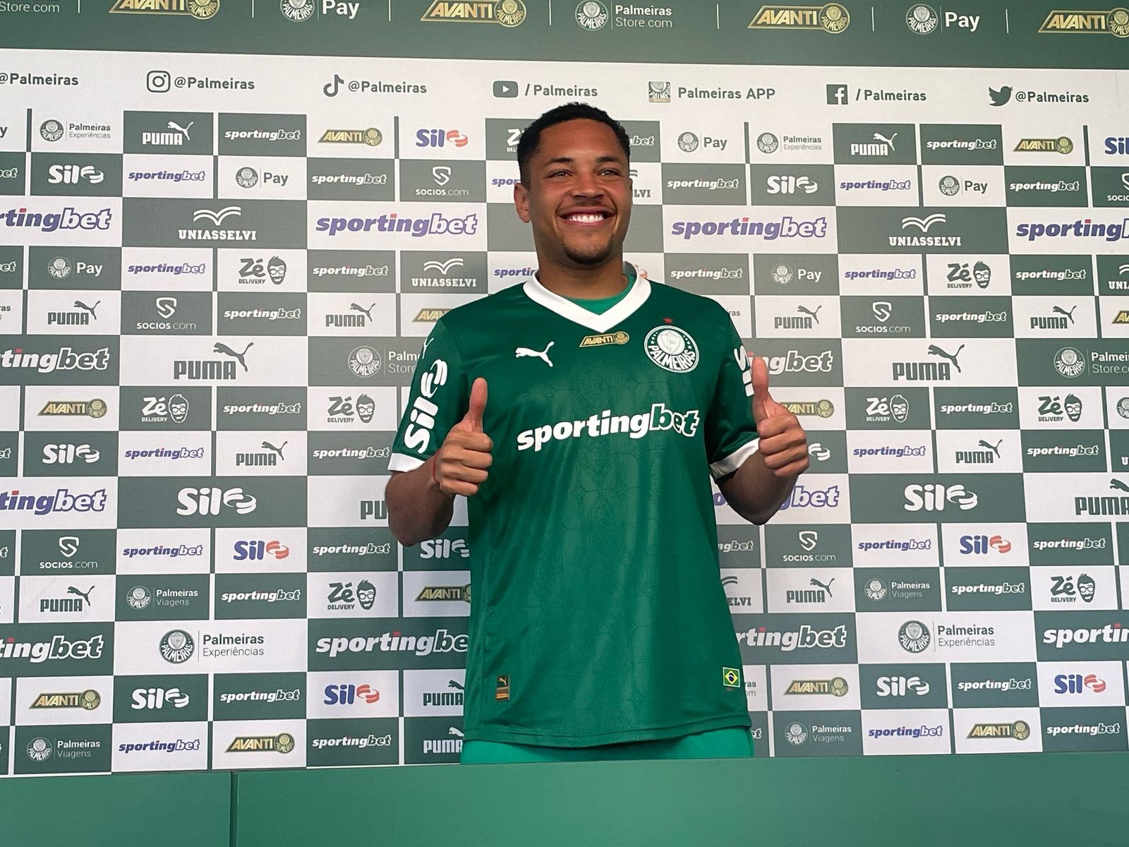 Vitor Roque aborda motivos da saída do Barcelona e técnica mental no Palmeiras.