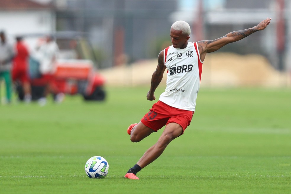 Wesley em ação no treino do Flamengo — Foto: Gilvan de Souza / CRF