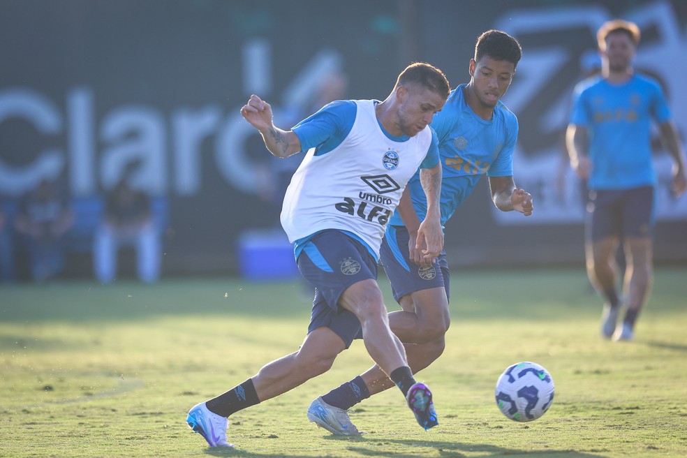 Cuéllar treina normalmente no Grêmio — Foto: Lucas Uebel / Grêmio FBPA