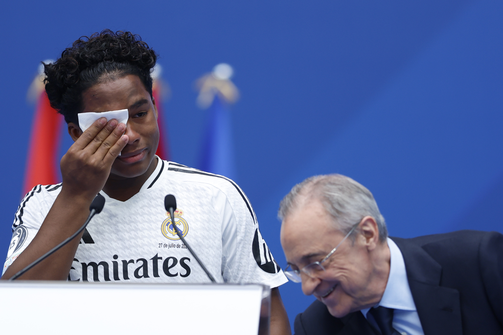 Endrick se emociona em apresentação no Real Madrid no Santiago Bernabéu — Foto: Mariscal/EFE