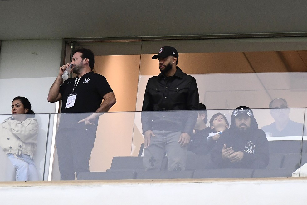 Memphis Depay assiste a Corinthians x Flamengo em camarote da Neo Química Arena — Foto: Marcos Ribolli