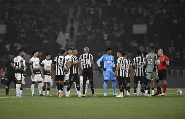 Confusão com semelhança das camisas atrasa jogo entre Botafogo e Corinthians.