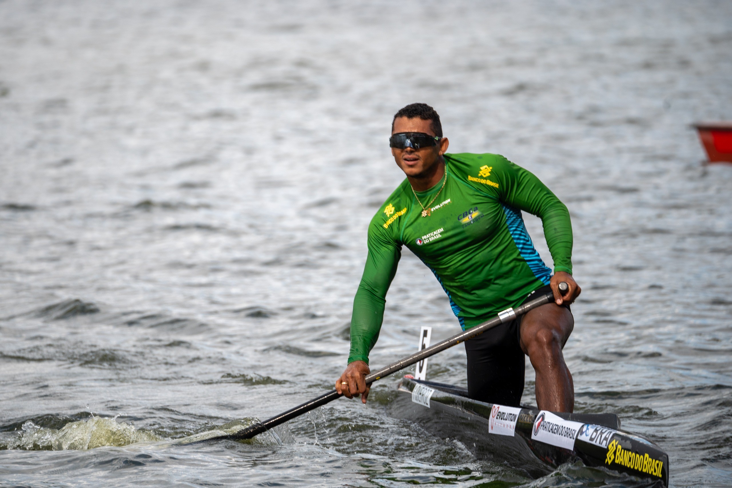 Isaquias Queiroz brilha e conquista ouro no Mundial de Canoagem