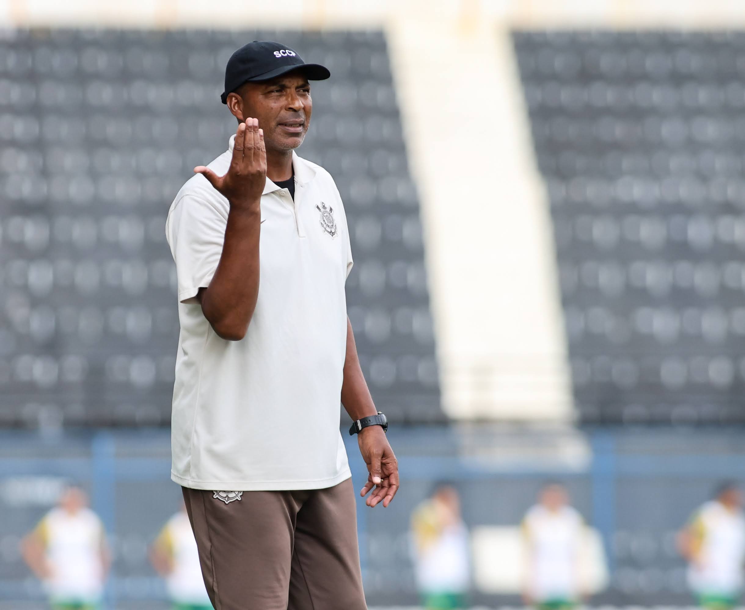 Orlando Ribeiro assume interinamente o comando do Corinthians diante do Sport