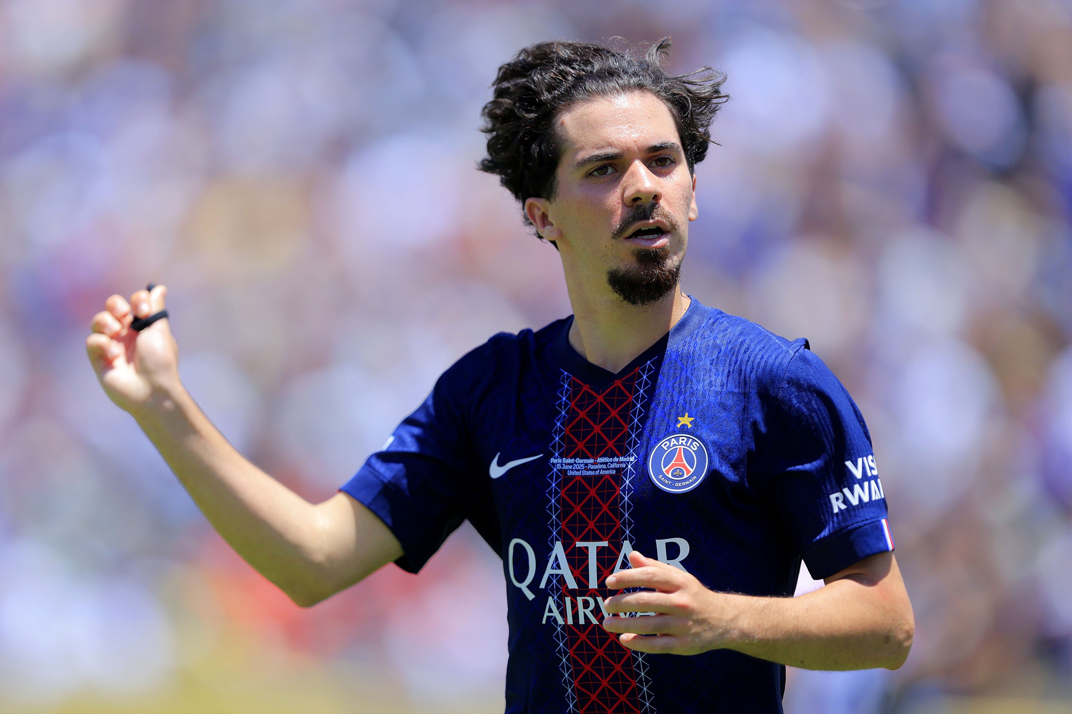 Torcedores do Botafogo encontram Vitinha, do PSG, pedem 