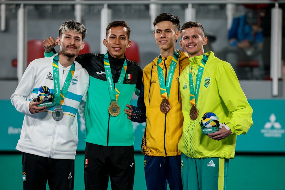 Paulo Ricardo (à direita) no pódio do taekwondo — Foto: Miriam Jeske/COB