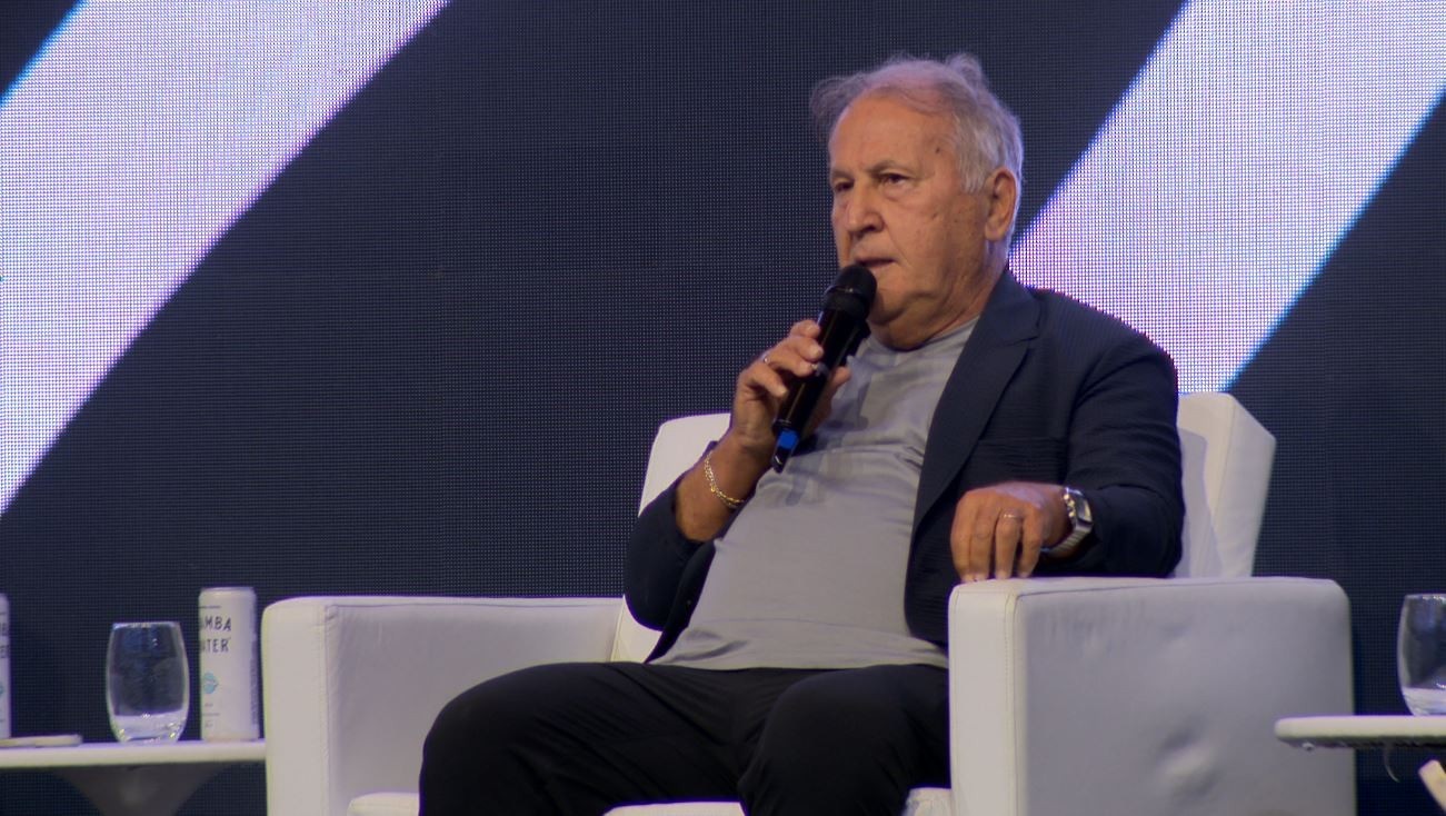 Zico aponta falhas do Flamengo e critica decisão do VAR na eliminação.