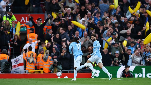 Doku comemorando gol em Liverpool x Manchester City