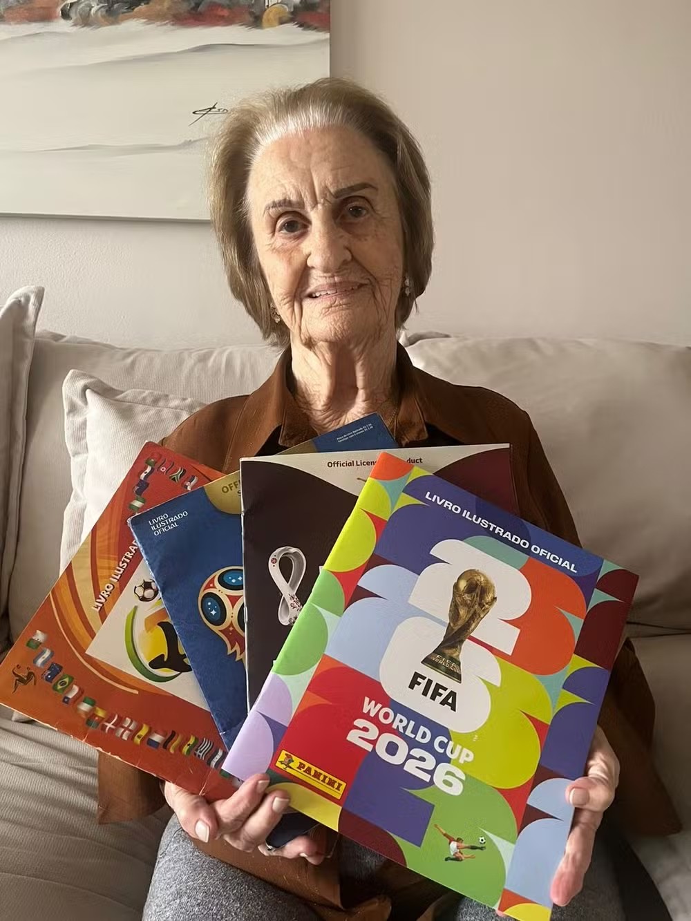 Fã de Neymar faz álbum da Copa aos 85 anos e cobra figurinha do ídolo: “Se não tiver, não vou completar”