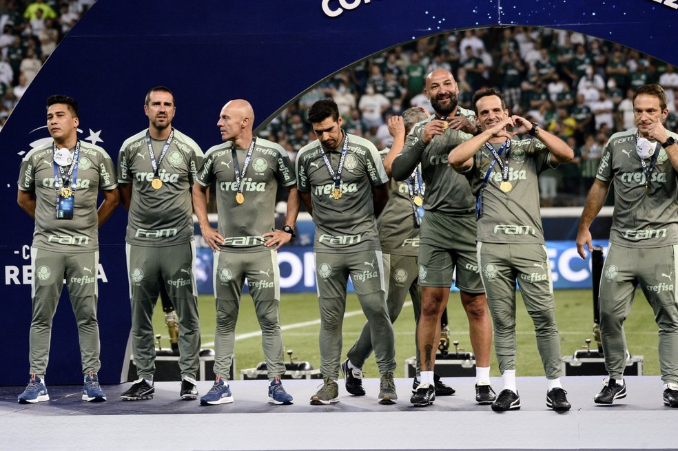 Abel Ferreira e comissão técnica do Palmeiras após conquista da Recopa Sul-Americana de 2022 — Foto: Marcos Ribolli