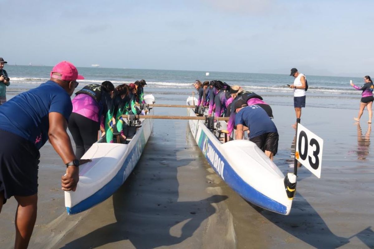 Festival de canoa havaiana em Santos celebra mulheres em tratamento e remissão do câncer de mama