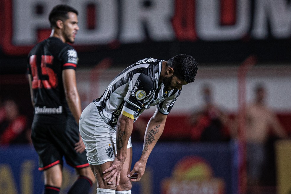 Sem mexer no esquema, técnico escala Foguinho na zaga do Atlético-GO