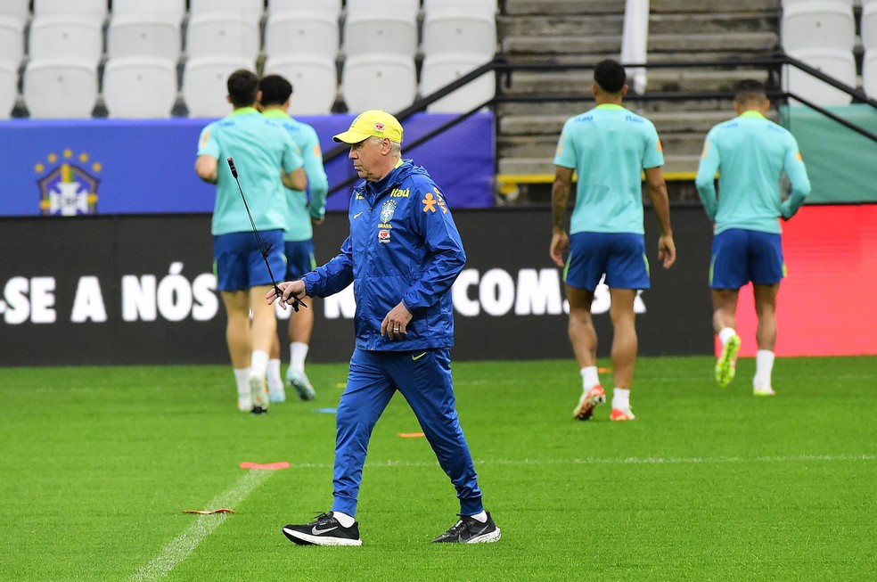 Carlo Ancelotti em treino da seleção brasileira — Foto: Marcos Ribolli
