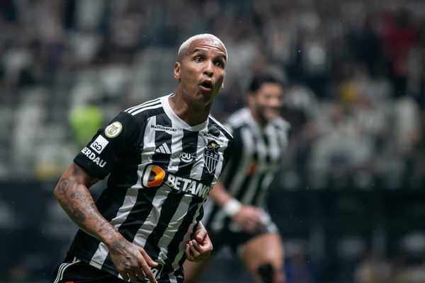Atletico-MG x Grêmio: Deyverson simula agressão e é avaliado por Reinaldo.