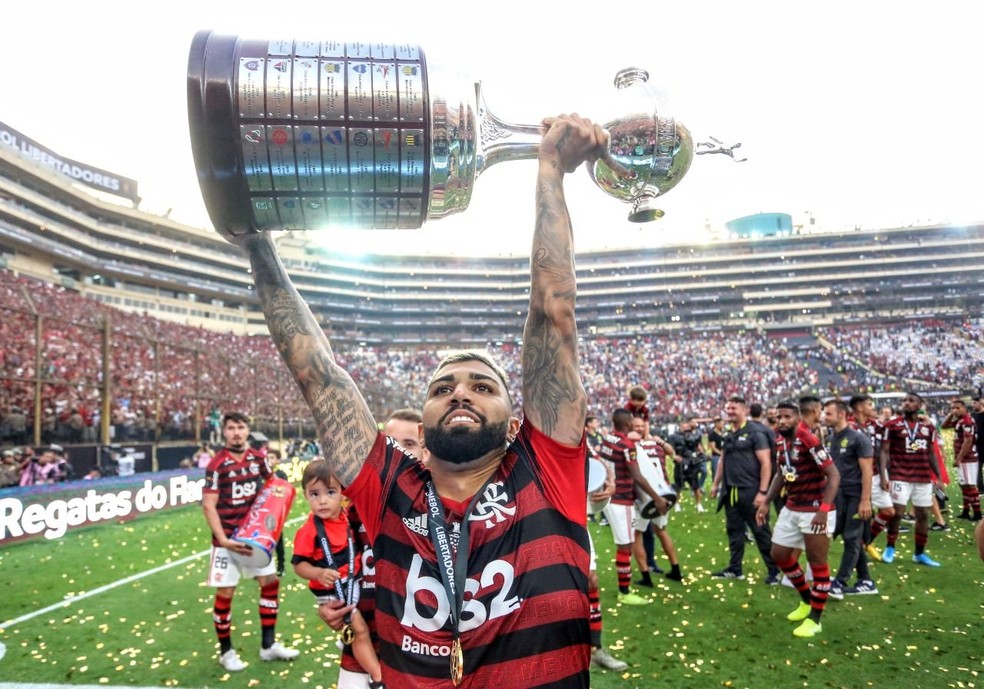 Gabigol ergue a taça da Libertadores pelo Flamengo