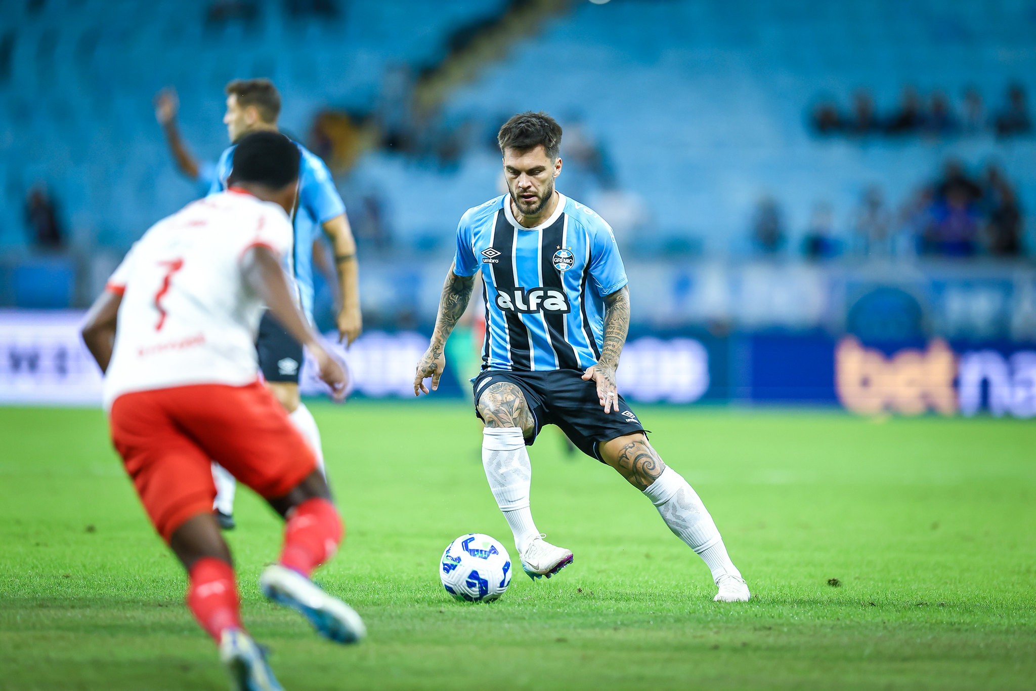 Saiba por que Mano Menezes resgatou Nathan como titular no Grêmio