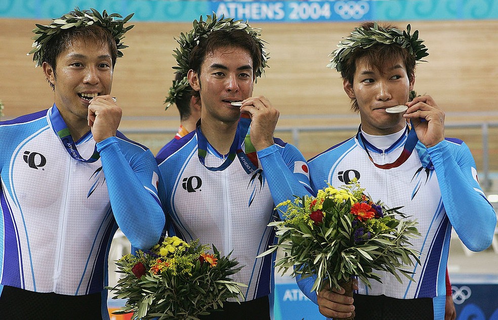 Toshiaki Fushimi, Masaki Inoue e Tomohiro Nagatsuka na conquista por equipes em Atenas 2004 — Foto: Nick Laham/Getty Images