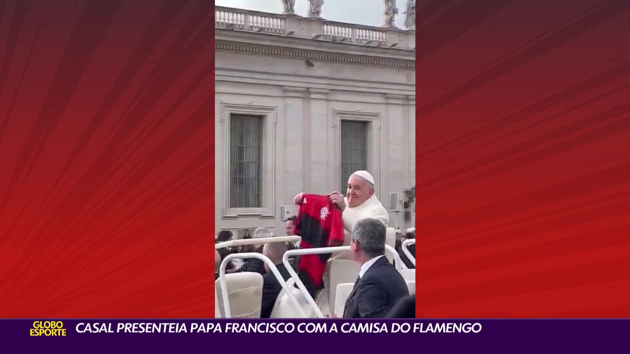 Casal presenteia papa Francisco com a camisa do Flamengo