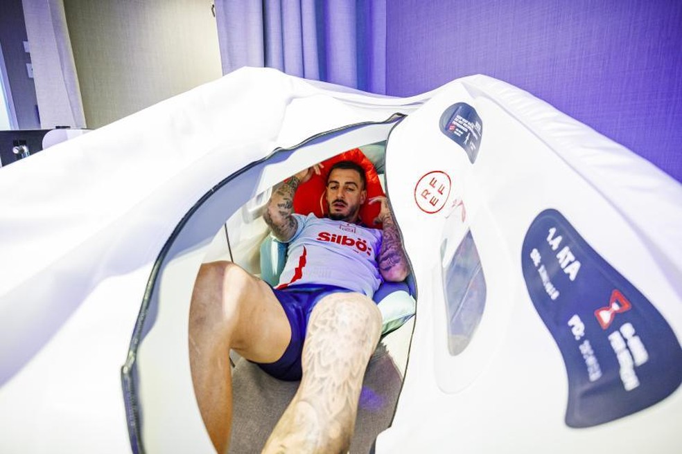 Jogador da Espanha em c&aacute;psula de recupera&ccedil;&atilde;o &mdash; Foto: RFEF
