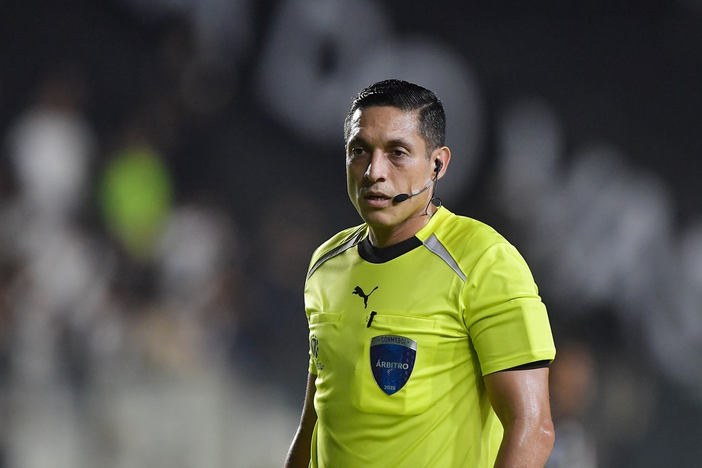 �rbitro Jesus Valenzuela apitar� a partida � Foto: Thiago Ribeiro / AGIF