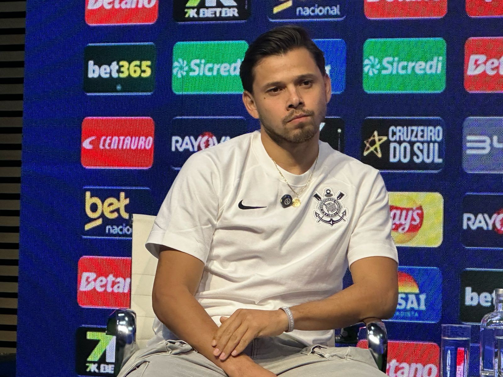 Corinthians conquista título em 2018 contra maior rival: momento especial no futebol.